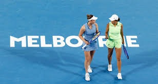 硬啊！巴特勒歪着身子强取2+1瞬间点燃全场